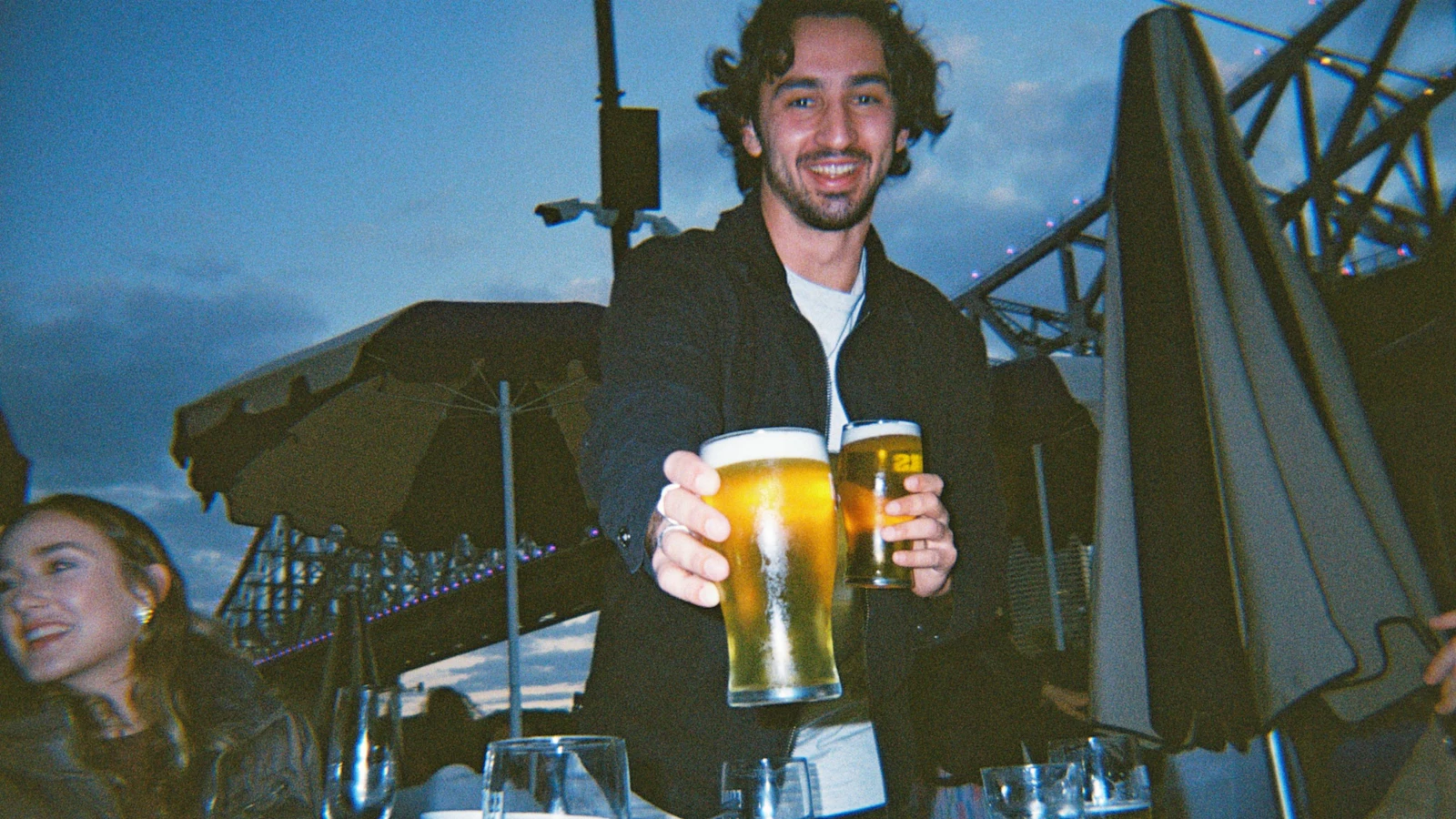 Man met een glas bier in zijn hand.