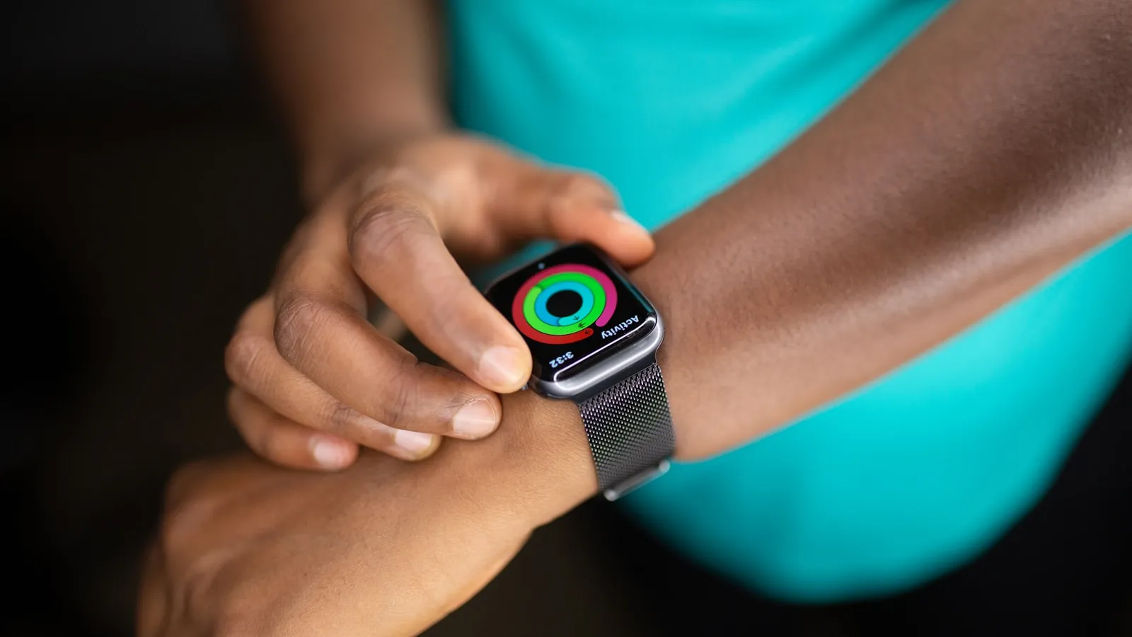 Smartwatch om een pols toont de activiteitringen na een training.