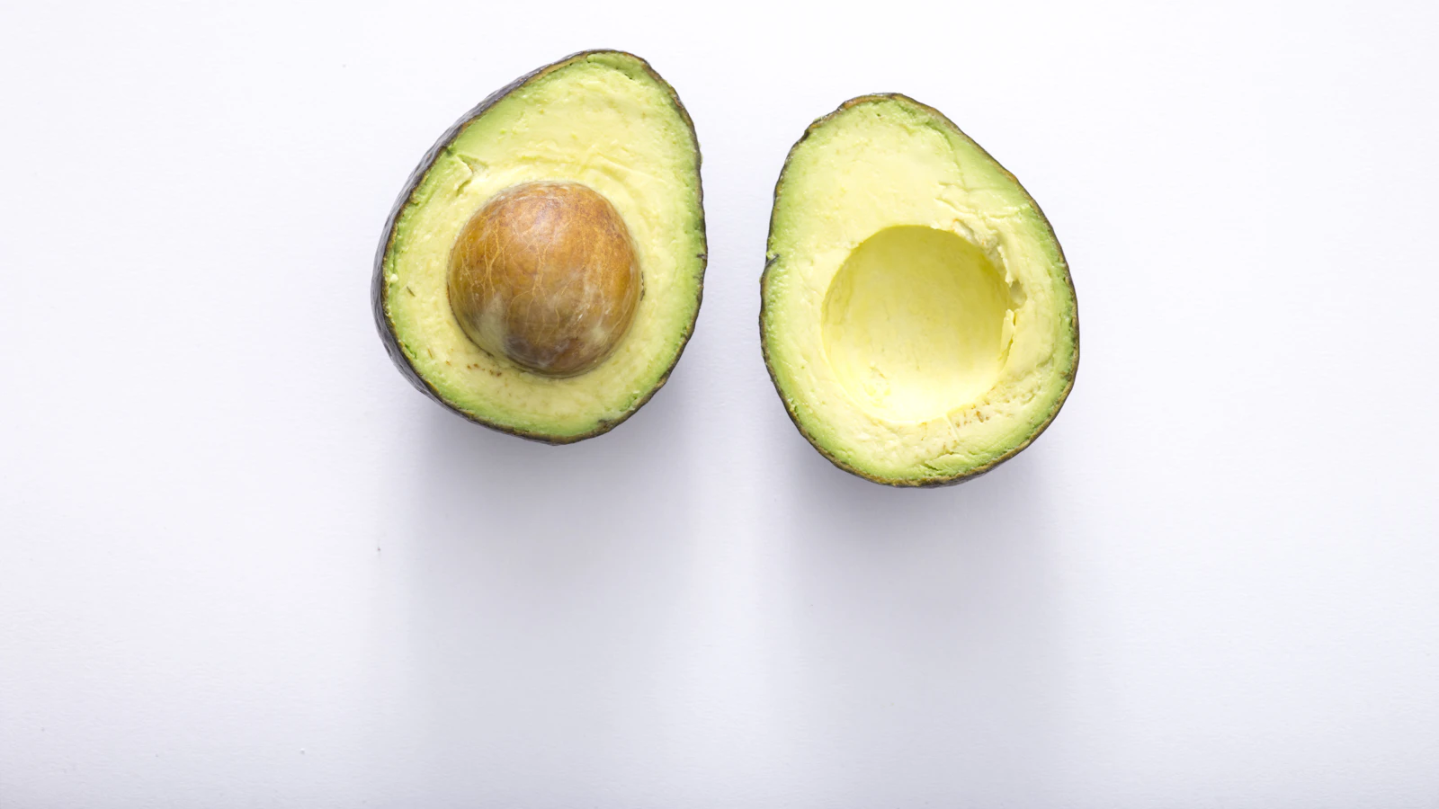 Doorgesneden avocado, een bron van onverzadigde vetten.