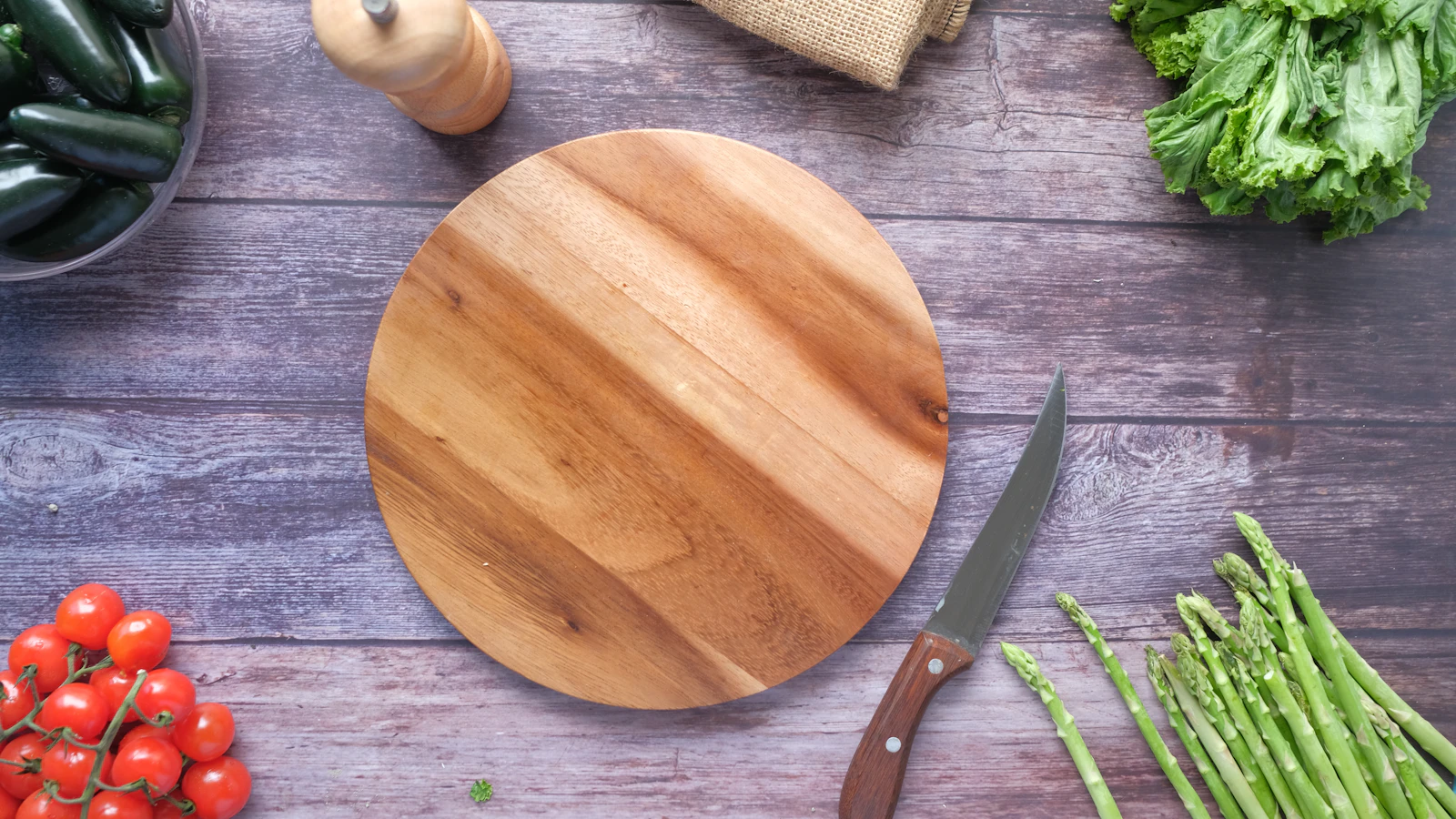 Houten snijplank met verse groenten op een aanrecht.
