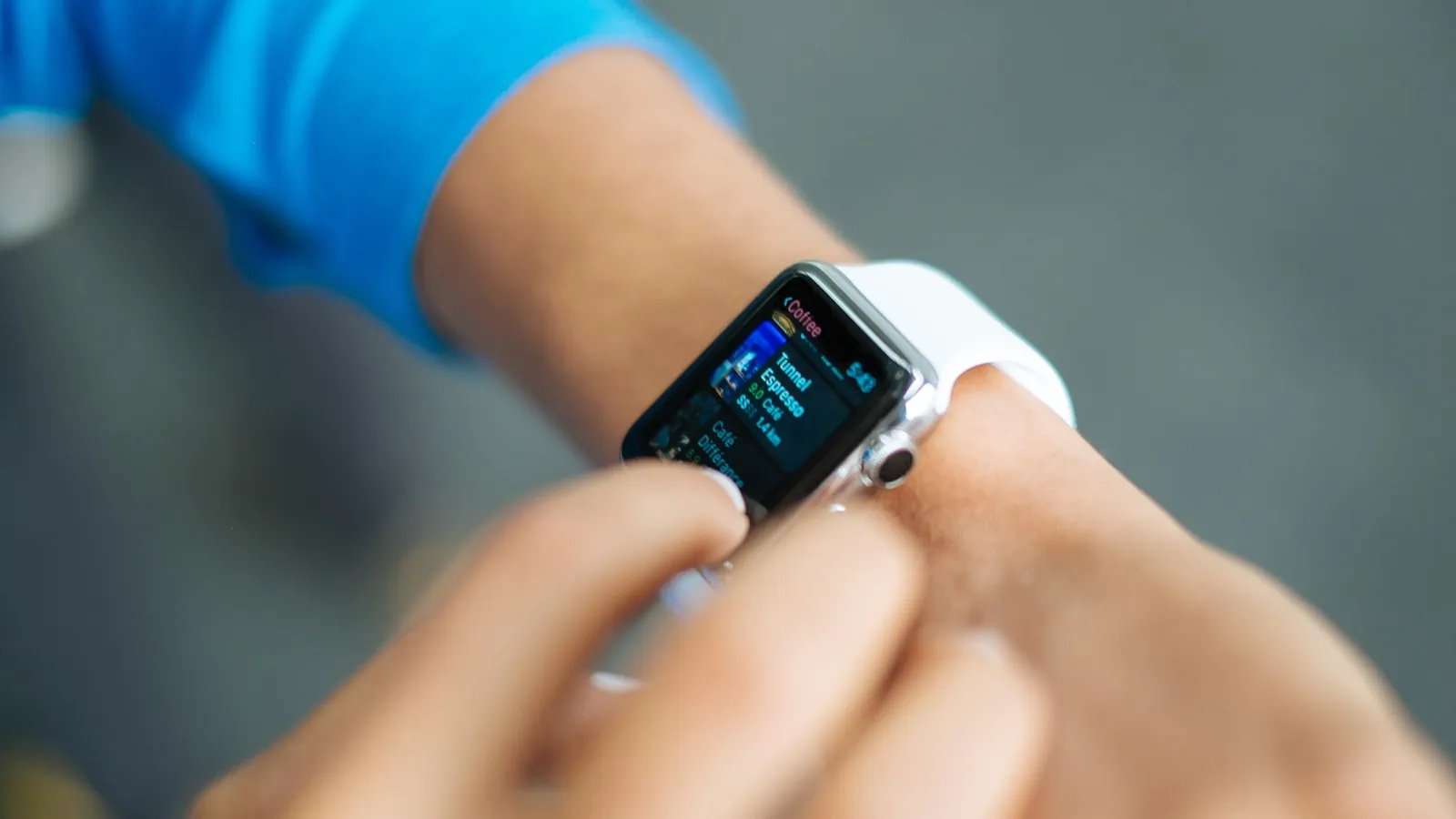Iemand bekijkt de gegevens op een smartwatch aan zijn pols.