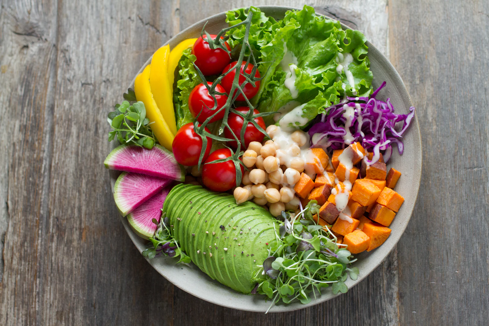 Kom met een verse salade van bladgroenten, tomaat en avocado.
