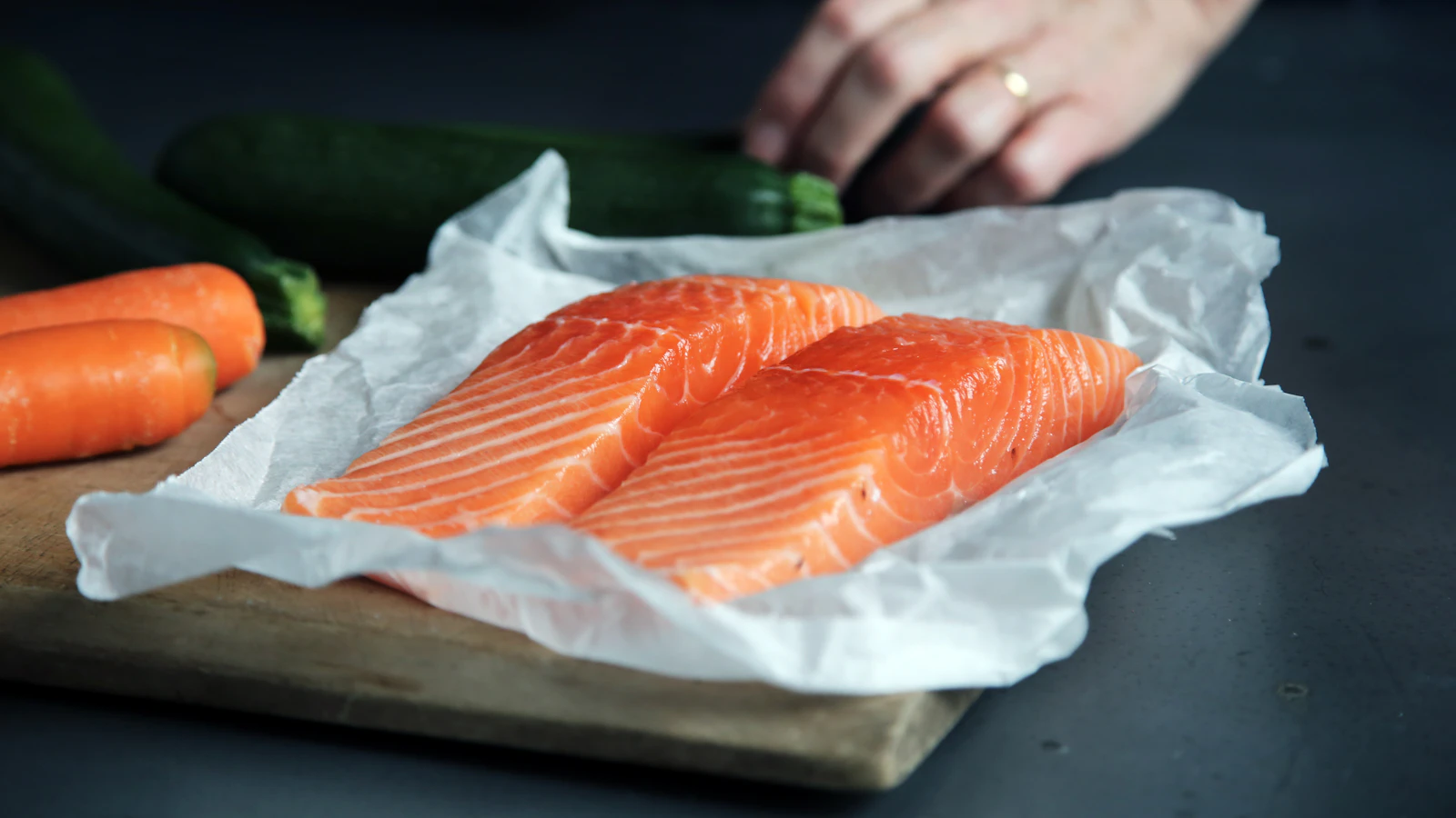 Rauwe zalm op een snijplank als bron van omega-3.