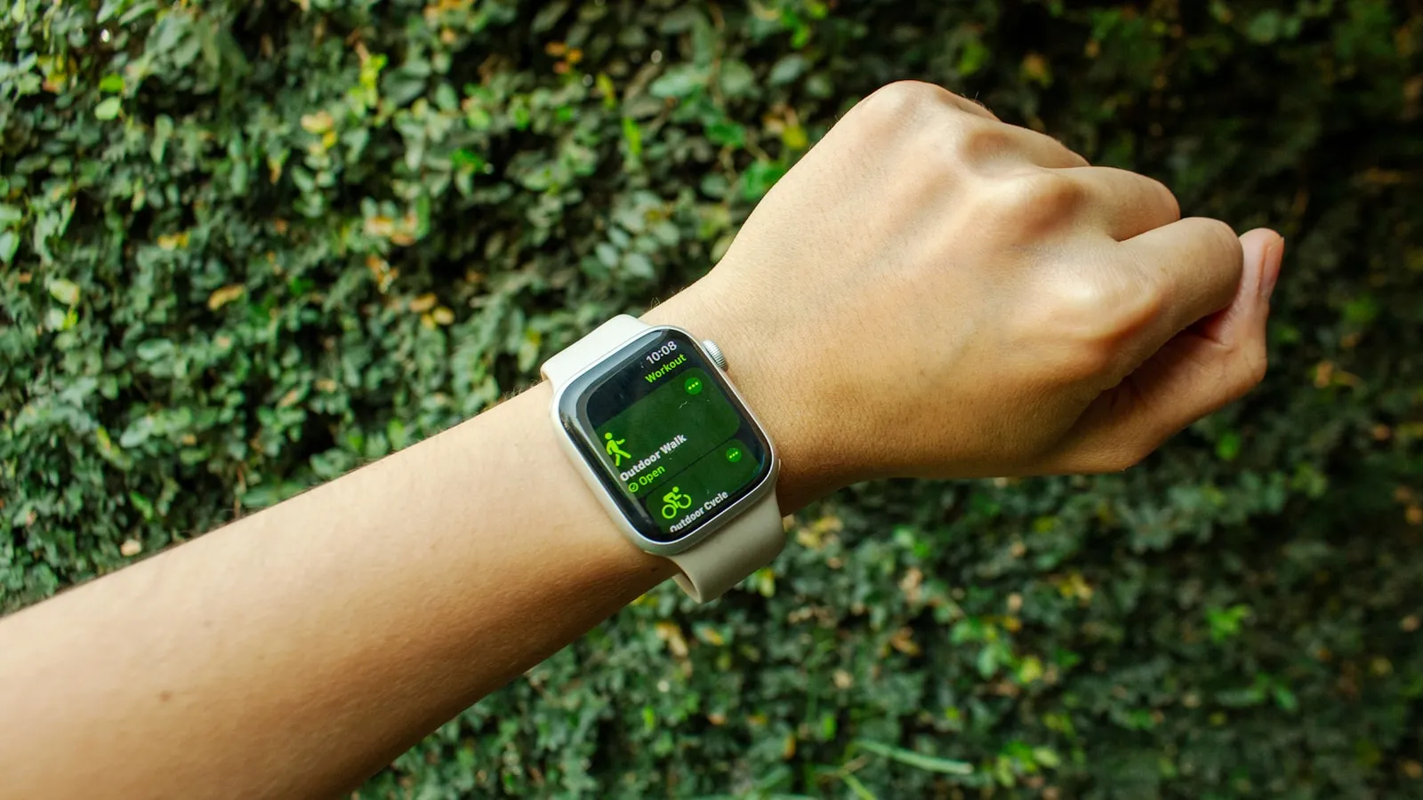 Een pols met een smartwatch die activiteitsgegevens laat zien.