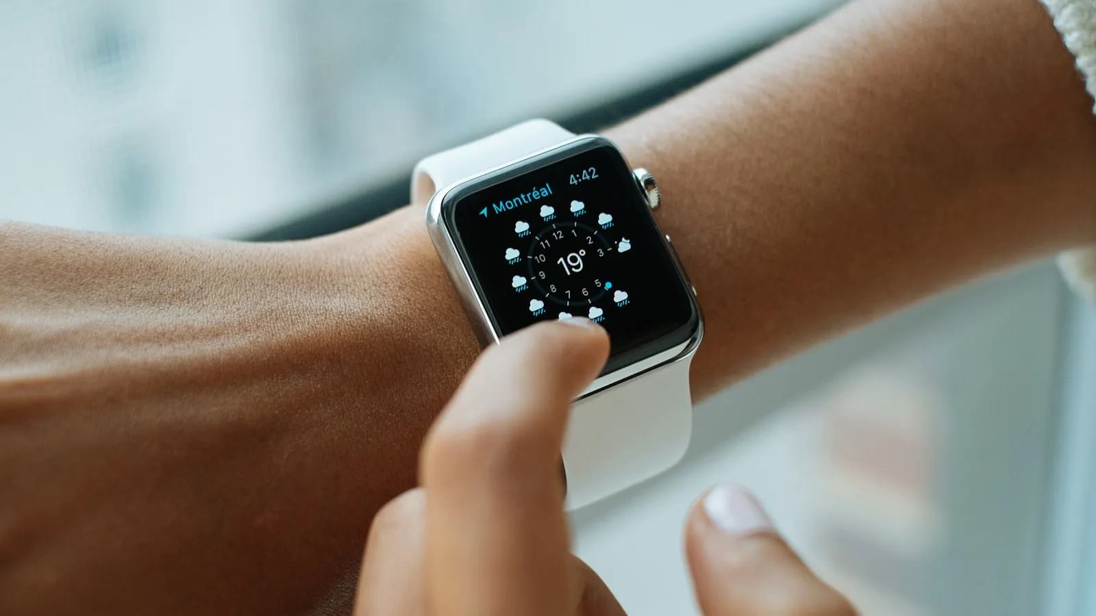 Iemand tikt op een smartwatch om de pols.