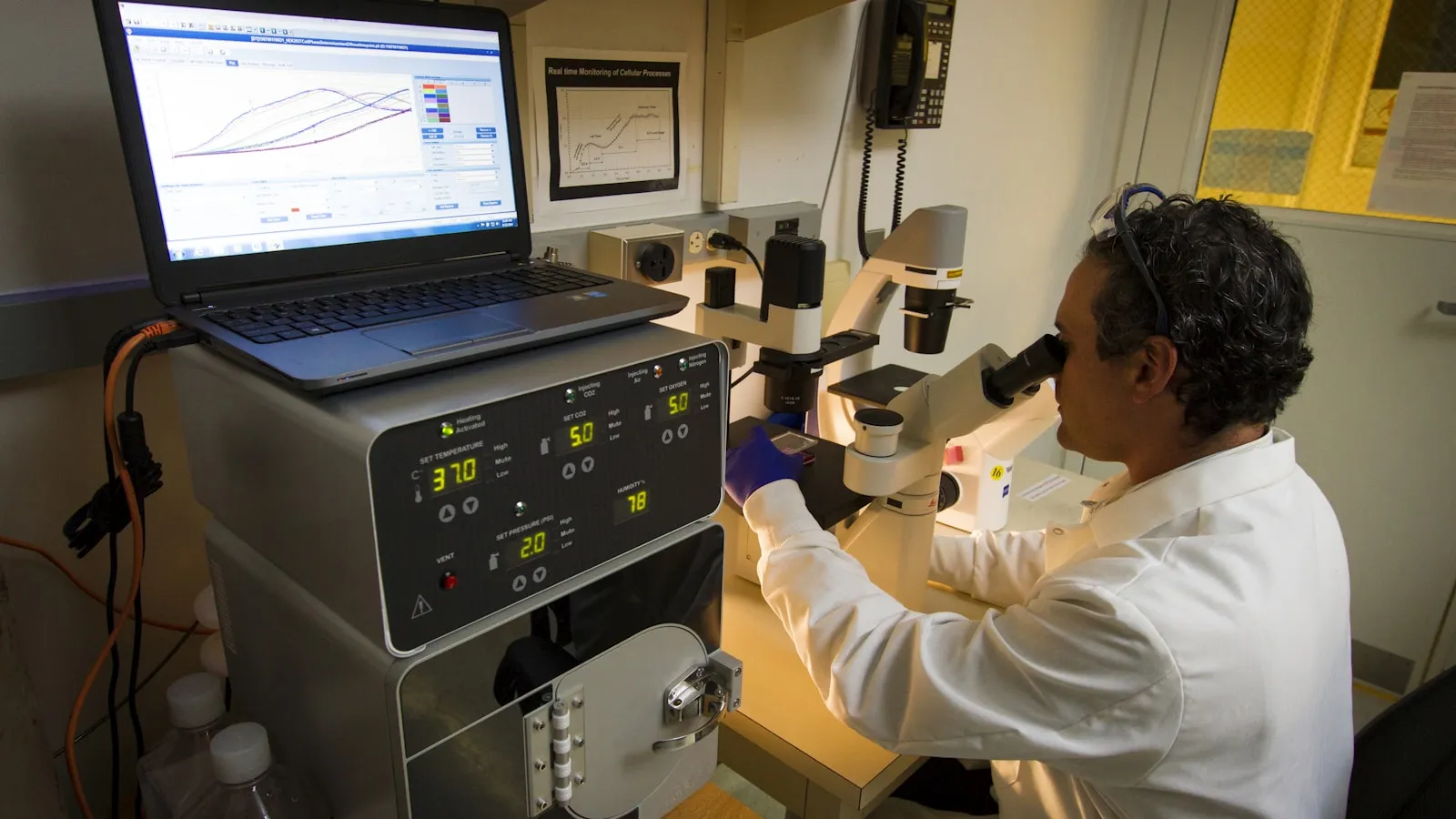 Laboratoriummedewerker analyseert monsters in een medisch laboratorium.