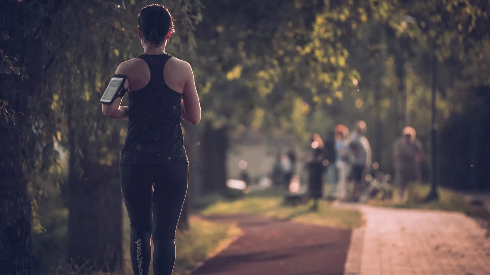 Hardloopster op een parkpad tijdens een rustige duurloop.