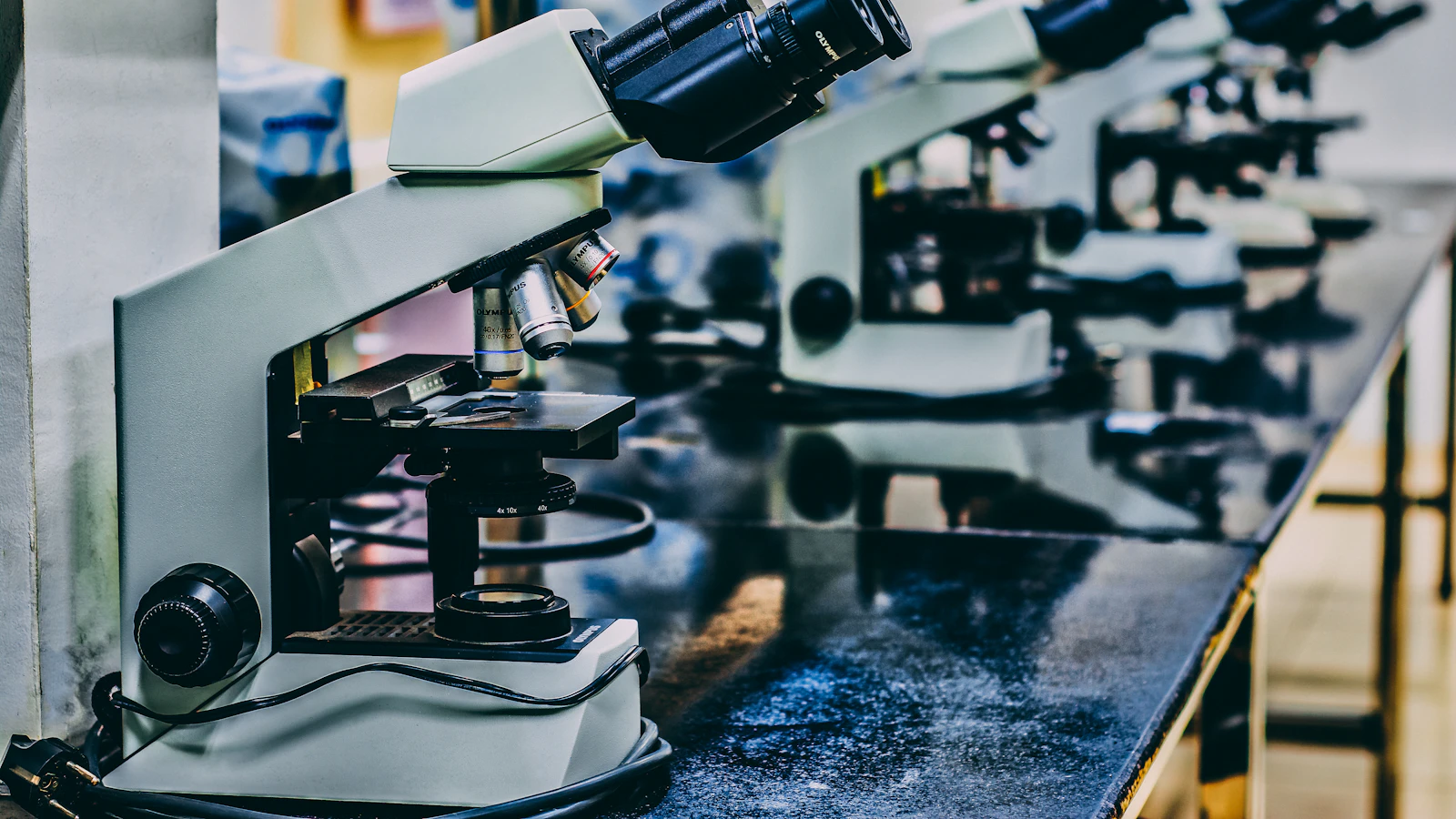 Microscoop op een tafel in een laboratorium.
